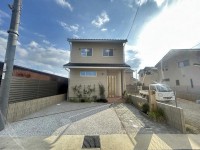 閑静な住宅地の全６区画の分譲地！全区画、普通車２台駐車可能！
長期優良認定住宅！耐震等級３！
小学校まで徒歩４分でお子様の通学も安心！