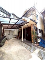 たくさん収納できる屋根裏収納あり！
駐車場はカーポートの為、雨の日も安心です！
徒歩圏内に周辺施設も充実！生活に便利な立地です！