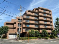 最上階部分につき眺望が大変良好！
南東向きバルコニーで日当たり＆通風良好！ペット飼育可能(規約あり)！
買い物施設が徒歩圏内で生活便利♪