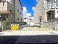 向日市、西京区、南区を専門　ユニバーサルホームサービス洛西口店 建築条件無し土地！お好きなハウスメーカー・工務店で建築可能！♪
前道広々6ｍ！南西向きで陽当たり良好☆
小学校まで徒歩3分・中学校まで徒歩4分とお子様の通学も安心！