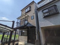 阪急『桂駅』まで徒歩１０分と通勤・通学便利な立地！
西側が空いているので、陽当たり・通風良好！
駐車場は雨の日でも安心のカーポート付き♪