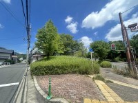 向日市、西京区、南区を専門　ユニバーサルホームサービス洛西口店 建築条件無し土地！お好きなハウスメーカー・工務店で建築可能！
南東角地のため日当たり・通風良好！広々約６３坪！
現況更地！前道ゆったりしており駐車もラクラク♪