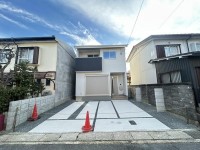 ＺＥＨ水準省エネ住宅！閑静な住宅地の整形地！敷地面積ゆとりの約３９坪！
駐車２台可能な４ＬＤＫ！全居室に収納があって便利♪
小学校まで徒歩５分圏内！
