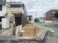 南東角地で陽当たり・通風良好！
建築条件無し土地の為、お好きな工務店やハウスメーカーで建築可能！
阪急とＪＲの駅近２ＷＡＹアクセスで生活便利♪