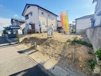閑静な住宅地の整形地！土地面積約３０坪！
間口広々約７．３９ｍ！前道幅員約６ｍで駐車もラクラク♪
自由設計につき、好きな間取りで建築可能！
