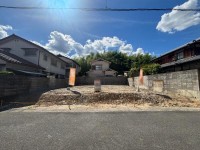 閑静な住宅地の限定２区画の分譲地！
土地面積約３２坪！南東向きで陽当たり良好！
建築条件無し売土地につき、お好きな工務店やハウスメーカーで建築可能！
