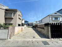 閑静な住宅地の整形地！土地面積広々約４３坪！
建築条件無し土地につきお好きな工務店やハウスメーカーで建築可能！
阪急『桂駅』まで徒歩８分！