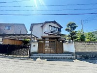 土地面積広々約５７坪！
北向きで、西側は水路を挟んで道路のため風通し良好！
建築条件無し土地につきお好きな工務店やハウスメーカーで建築可能！
