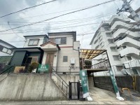 向日市、西京区、南区を専門　ユニバーサルホームサービス洛西口店 閑静な住宅地の４ＬＤＫのお家！バルコニー広々！
屋根付きの駐車場でお車の劣化を防ぎます！
北側に通路があり、角地のような立地♪買い物施設が徒歩圏内！