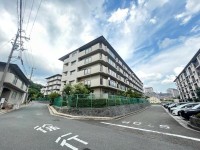 向日市、西京区、南区を専門　ユニバーサルホームサービス洛西口店 南西角部屋で陽当たり・通風良好！
２０２１年にリフォーム歴あり！ＬＤＫ１８．３帖の４ＬＤＫ！
スーパーやコンビニ、ドラックストアが徒歩圏内♪