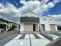 ２区画の分譲地！ＺＥＨ水準省エネ住宅！角地で陽当たり・通風良好！
閑静な住宅地で前道もゆったり６ｍ！駐車２台可能な４ＬＤＫ！
買い物施設が徒歩圏内♪
