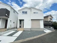 ２区画の分譲地！ＺＥＨ水準省エネ住宅！
閑静な住宅地で前道もゆったり６ｍ！駐車２台可能な４ＬＤＫ！
買い物施設が徒歩圏内で生活便利な立地♪