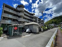 向日市、西京区、南区を専門　ユニバーサルホームサービス洛西口店 南東角部屋で陽当たり・通風良好！リビング広々約２０帖！
広々ルーフバルコニーで夏場はお子様のプールなども可能です♪
阪急「大山崎」駅まで徒歩10分！