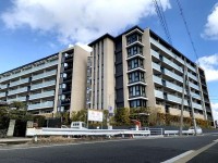 向日市、西京区、南区を専門　ユニバーサルホームサービス洛西口店 ２０２３年２月建築の築浅マンション！
南東角部屋で陽当たり良好！久世西小学校まで徒歩４分！
徒歩圏内に生活施設が充実！ＪＲ『桂川駅』まで徒歩８分！