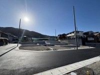全１９区画の大型分譲地！
建築条件無し売土地につき、お好きな工務店やハウスメーカーで建築可能♪
スーパーやコンビニが徒歩圏内で生活便利な立地♪