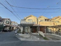 角地約３０坪！阪急『西山天王山』駅まで徒歩１０分！
前道ゆったり６ｍ！駐車２台可能！(車種による)
ーエネファーム搭載！広々４ＬＤＫのお家ー
