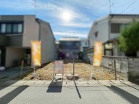 建築条件無し土地につき、お好きな工務店やハウスメーカーで建築可能!
閑静な住宅地の整形地!周辺に商業施設充実!
小学校まで徒歩圏内!お子様の通学も安心です!