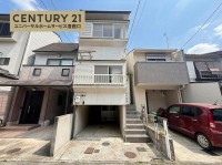 向日市、西京区、南区を専門　ユニバーサルホームサービス洛西口店 アウトドア用品などもたくさん収納できる倉庫付き！
全居室６帖以上の４ＤＫ！閑静な住宅地の整形地！
買い物施設が徒歩圏内で生活便利な立地♪