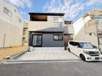 向日市、西京区、南区を専門　ユニバーサルホームサービス洛西口店 令和２年１１月築の築浅中古戸建♪
ＪＲと阪急の２ＷＡＹアクセス！生活に便利な立地です！
徒歩圏内に周辺施設や教育施設が大変充実！