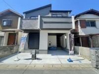 閑静な住宅地に位置する設備充実の３ＬＤＫのお家！
駐車２台可能！前面道路約６ｍでお車の出し入れもラクラク♪
ＷＩＣ２ヶ所付き＆各居室収納豊富◎