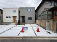 閑静な住宅地の限定２区画の分譲地！ＬＤＫ広々１８帖！
南向きで陽当たり良好！並列駐車２台可能！
徒歩圏内にスーパーやコンビニなど商業施設充実！