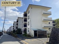 向日市、西京区、南区を専門　ユニバーサルホームサービス洛西口店 ２０１５年改装済み！阪急『西山天王山駅』まで徒歩６分！
南側バルコニーのため、陽当たり良好！
小学校まで徒歩圏内！お子様の通学も安心です♪