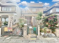 向日市、西京区、南区を専門　ユニバーサルホームサービス洛西口店 ☆建築条件無し土地☆お好きなハウスメーカー・工務店で建築可能です！
土地約２７．６坪！閑静な住宅街にございます！
南側田んぼ＆駐車場のため、採光・通風良好です♪