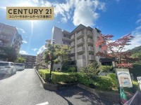 向日市、西京区、南区を専門　ユニバーサルホームサービス洛西口店 ５階建の５階部分！最上階につき、陽当たり・通風良好です♪
小学校が徒歩圏内でお子様の通学も安心♪
ＬＤＫ広々約１９．５帖の４ＬＤＫ！