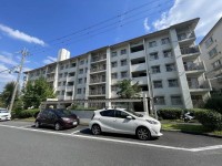 1階部分につき、専用庭付き!東南向きバルコニー!
専有面積約95平米!
小・中学校まで徒歩10分以内とお子様の通学も安心♪