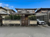 向日市、西京区、南区を専門　ユニバーサルホームサービス洛西口店 建築条件無し土地！土地広々約５３坪！
緑豊かな閑静な住宅地につき子育て世帯にオススメ！
間口ゆったり約１１ｍ！駐車が苦手な方も安心して運転できます！