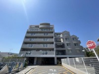 向日市、西京区、南区を専門　ユニバーサルホームサービス洛西口店 ３方バルコニーの角部屋につき、日当たり＆風通し良好♪
リフォーム歴有！室内大変キレイにお使いです♪
スーパーまで徒歩５分のペット飼育可マンション！