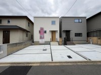 閑静な住宅地の限定２区画の分譲地！ＬＤＫ広々１８帖！
南向きで陽当たり良好！並列駐車２台可能！
徒歩圏内にスーパーやコンビニなど商業施設充実！