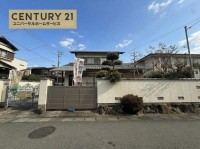 向日市、西京区、南区を専門　ユニバーサルホームサービス洛西口店 ＪＲ「長岡京」駅まで徒歩１０分♪
全２区画分譲地！解体更地渡し◎
建築条件無土地☆お好きな工務店やハウスメーカーで建築可！
南向き＆西側通路の為、陽当たり・通風良好！