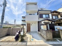 向日市、西京区、南区を専門　ユニバーサルホームサービス洛西口店 ２０２１年１１月建築！こだわりの詰まった築浅戸建！
ＪＲ「向日町」駅まで徒歩１３分♪
前道ゆったり約６ｍ！駐車もラクラク！