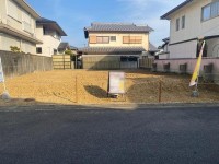 向日市、西京区、南区を専門　ユニバーサルホームサービス洛西口店 ＺＥＨ水準省エネ住宅！車３台駐車可能！
全居室６帖以上！大きな吹抜があり開放感のあるリビング！
閑静な住宅街で周辺交通量も少なく子育て世帯にもおすすめ☆