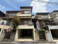 向日市、西京区、南区を専門　ユニバーサルホームサービス洛西口店 ☆静かな住環境で、陽当たり良好☆
南向きで陽当たりの良い４ＤＫ！掘込ガレージでお車が濡れません！
空き家の為、いつでも内覧可能！リフォーム相談も承ります♪
