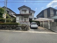 向日市、西京区、南区を専門　ユニバーサルホームサービス洛西口店 東西両面道路の為、採光・通風良好な中古戸建！
全居室６帖以上の４ＬＤＫ！
土地面積広々約５３坪！並列２台駐車可能（車種による）♪