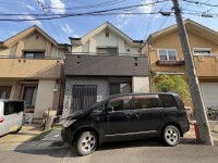 向日市、西京区、南区を専門　ユニバーサルホームサービス洛西口店 １ＢОＸ車１台駐車可能☆前道ゆとりの約６メートル！
桂川イオンモールまで車で１１分！生活に便利な立地♪
令和６年・令和８年にリフォームされていて室内大変キレイです！
