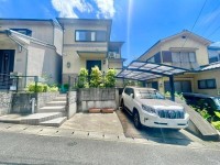 向日市、西京区、南区を専門　ユニバーサルホームサービス洛西口店 窓から見える緑・山は四季を感じられる緑豊かな立地です。
前道広々約６メートル！閑静な住宅街です！
高雄病院まで徒歩１分！南面にバルコニーが付いております！