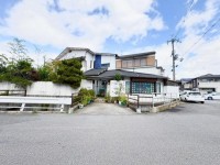 堀りごたつや茶室を備えており、日本の伝統美と現代の暮らしやすさが融合した改装歴のある邸宅です。
閑静な住宅地!JR『桂川駅』まで徒歩13分!