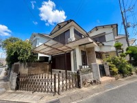 向日市、西京区、南区を専門　ユニバーサルホームサービス洛西口店 阪急とＪＲの２ＷＡＹアクセス！広々５ＤＫのゆとりの間取り！
平成２６年７月頃リフォーム歴＆耐震改修工事歴あり！
室内きれいにお使いです！北西角地で陽当たり良好♪