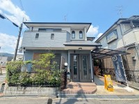 向日市、西京区、南区を専門　ユニバーサルホームサービス洛西口店 ２０２６年８月末にフルリフォーム完成！南東角地で陽当たり・風通し良好！
全居室６帖以上の４ＬＤＫ！駐車場はカーポート付き♪
教育施設やスーパーが徒歩１０分圏内！