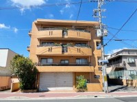 向日市、西京区、南区を専門　ユニバーサルホームサービス洛西口店 ＪＲ向日町駅まで徒歩５分・阪急東向日駅まで徒歩１１分！
ＪＲと阪急の２ＷＡＹアクセス！１階部分で専用庭付きのお部屋！
南向きで陽当たり良好！周辺施設充実で生活便利♪